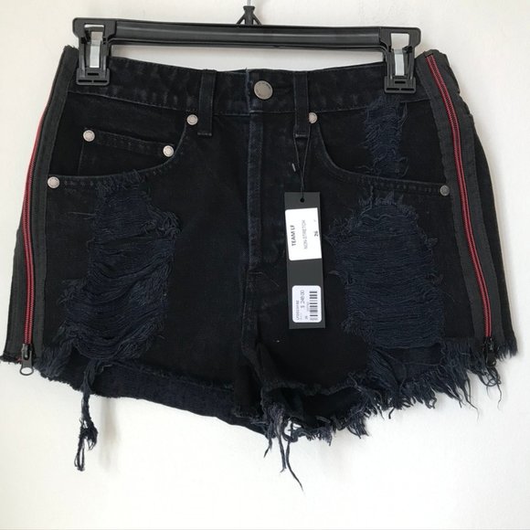 [LF] The Brand Zipper Side Distressed Black Shorts